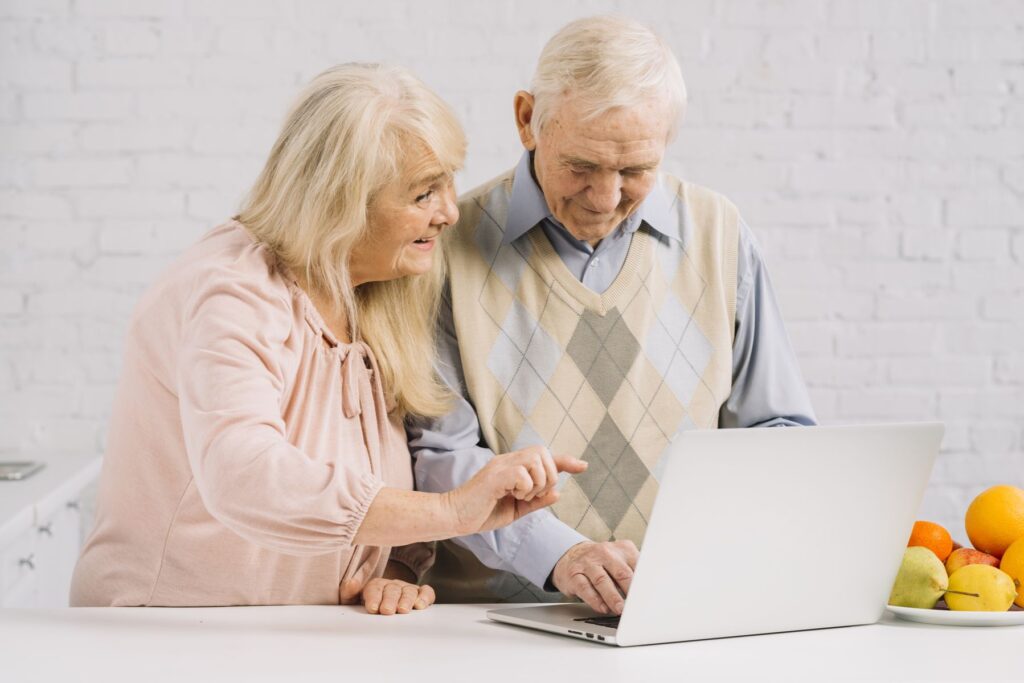 couple de seniors cherchant un établissemen conventionné